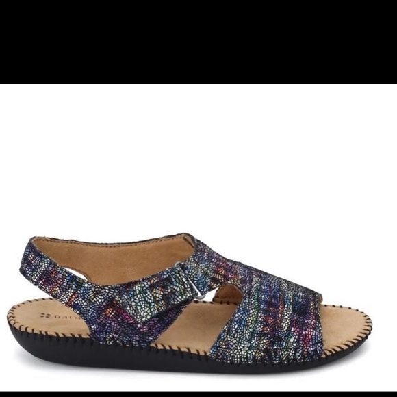 Naturalizer Scout Wide Sandals - Picture 3 of 9